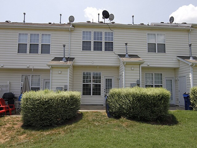 Building Photo - Cozy 2-Bedroom NW Raleigh Townhome just of...