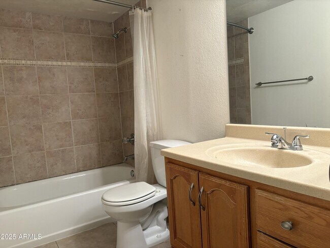 Building Photo - 925 S Longmore