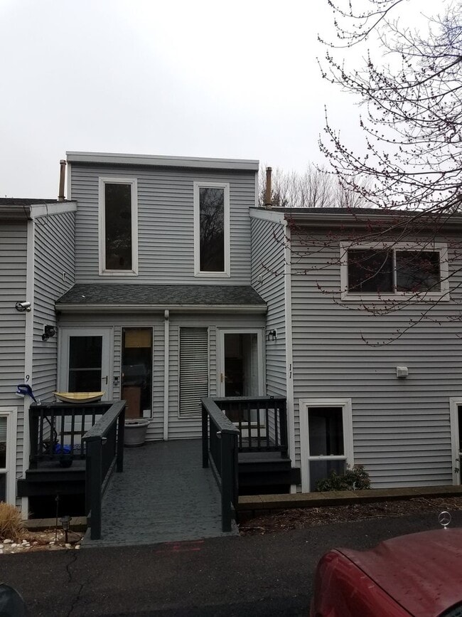 Building Photo - Condo in Cromwell