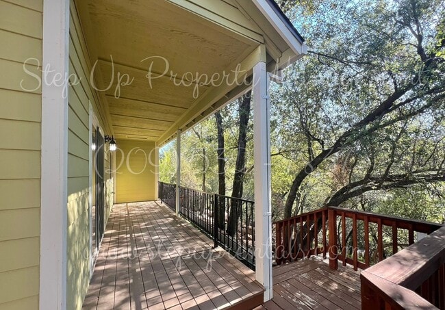 Building Photo - Elegant and Spacious 3-Bedroom Home with Modern Upgrades!