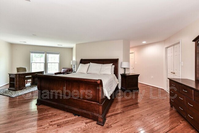 Building Photo - 641 Meade Dr SW