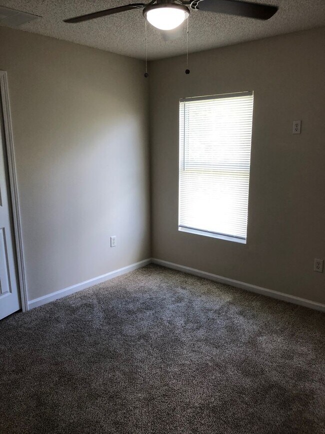 Building Photo - Large 5 Bedroom, 3 Bathroom Single Family ...