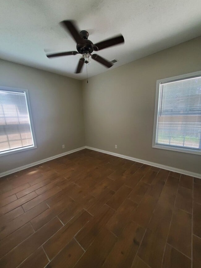 Building Photo - Charming 3 bedroom in a well-established n...