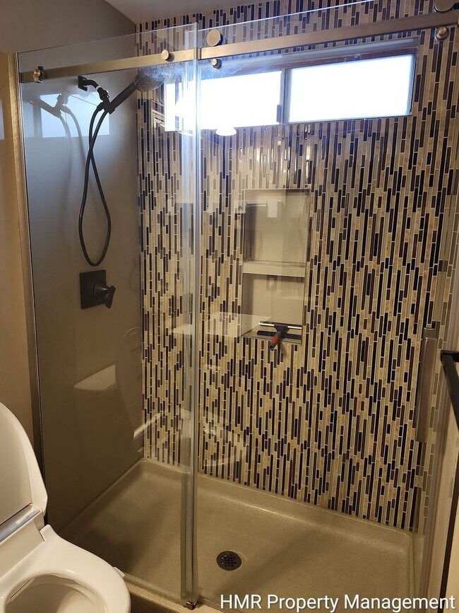 Building Photo - House on cul-de-sac with big back yard