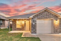 Building Photo - AVAILABLE NOW!