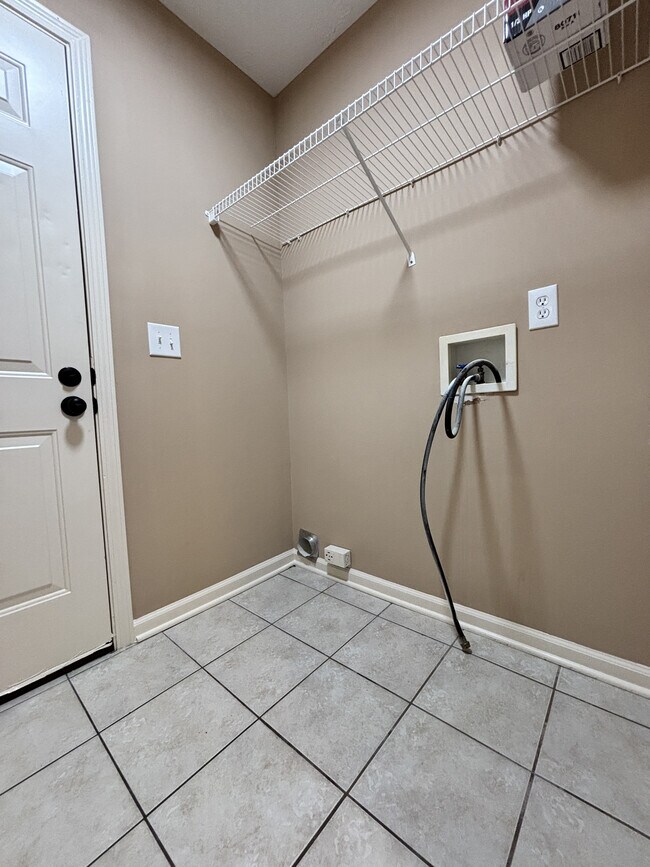 Building Photo - 546 Carter Ln