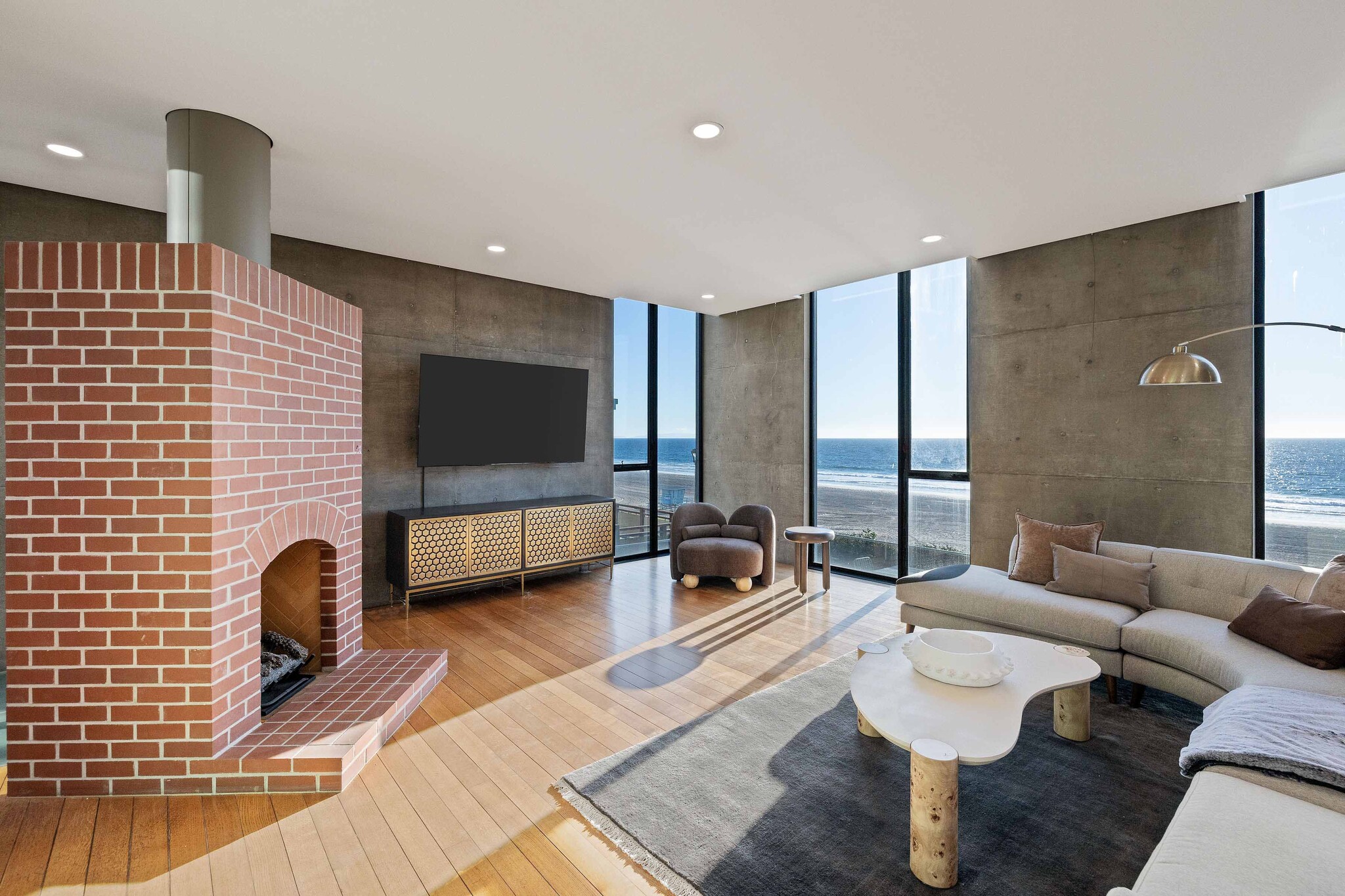 Building Photo - 1812 The Strand