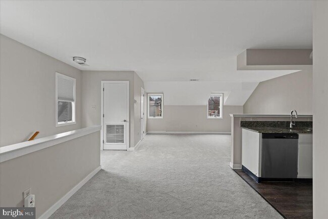 Building Photo - 1 Center St