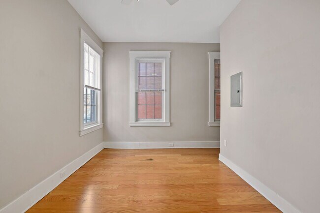 Building Photo - 516 E 13th St