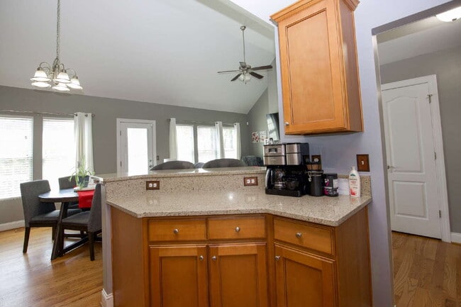 Building Photo - Charming 3 BR/2BA Ranch with fully fenced ...