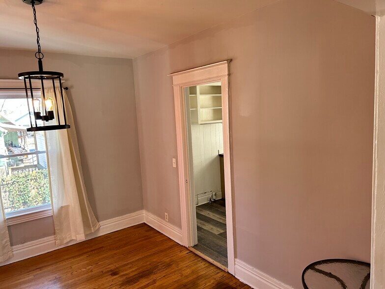 Building Photo - 16 Goebel Place