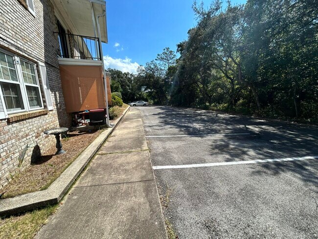 Building Photo - 115 Country Club Dr