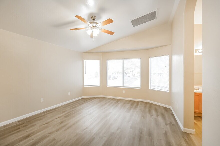 Building Photo - 1316 E Thunderhill Pl