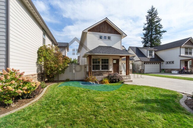 Building Photo - 3 Bedroom 3 Bathroom Home with Attached 2 Car Garage Available in Coeur d'Alene!