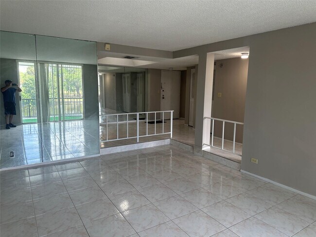 Building Photo - 3740 Inverrary Dr