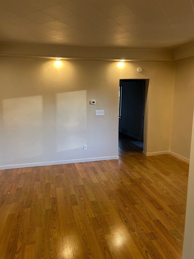 Building Photo - 30 W 7th St