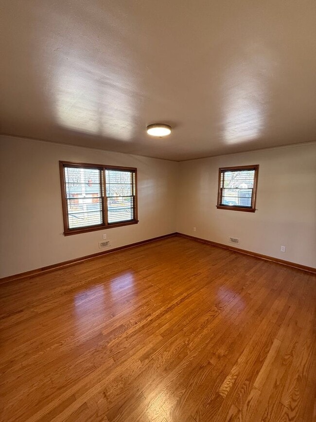 Building Photo - 3 Bed/1/5 Bath House with Carport  *Lawncare included in rent*