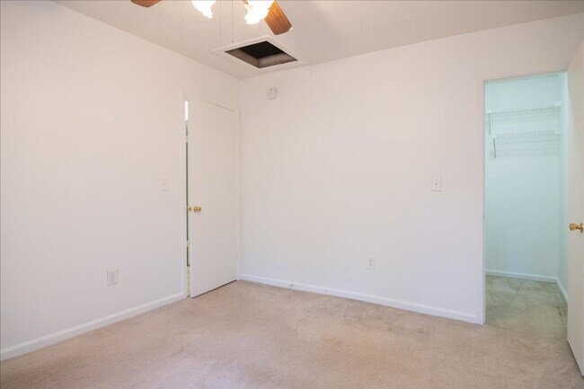 Building Photo - 3bd/2ba Home in Cul-De-Sac in Quiet Neighb...