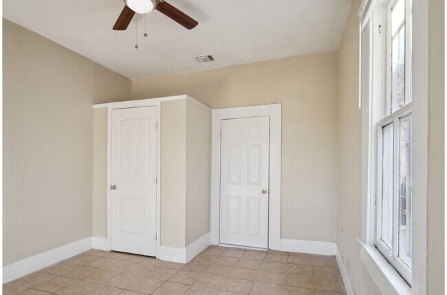 Building Photo - 1518 Burnet St