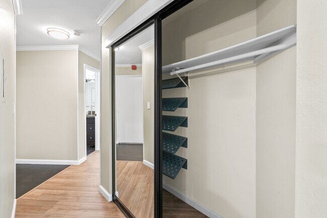 Building Photo - Cutest Condo on the Market!