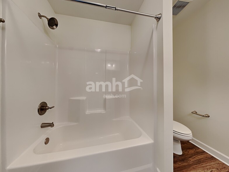 Building Photo - 532 Lateleaf Dr