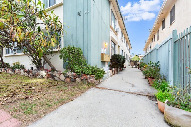 Building Photo - 1254 N Orange Dr