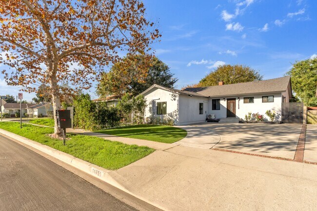 Building Photo - 14753 Hartland St