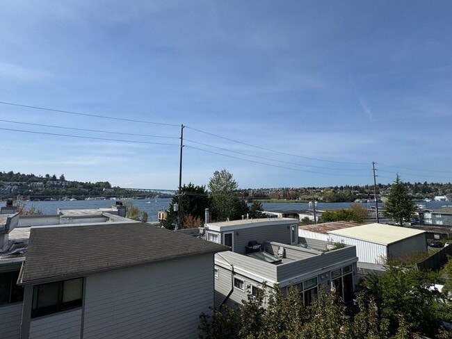 Building Photo - Modern 2 bed 2 bath townhome in Eastlake with panoramic view of Lake Union