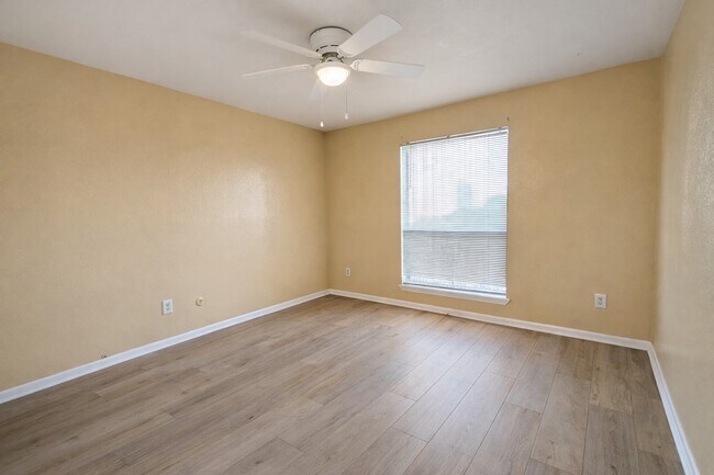 Building Photo - 8529 Hearth Dr