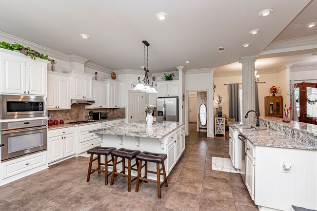 Building Photo - 12412 Oak Alley Dr