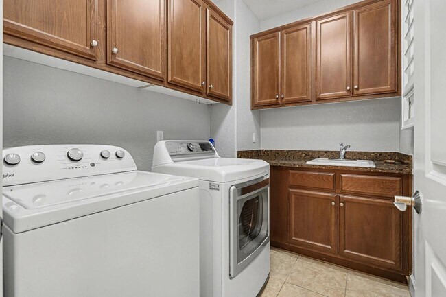 Building Photo - 568 Selby Lane