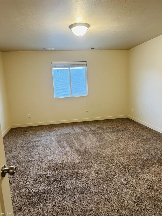 Building Photo - Room for Rent, 2 bath 4plex - 212 North 75...