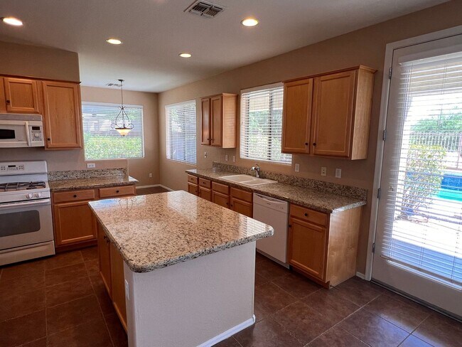Building Photo - 5 Bed 4 Bath Beautiful Gilbert Home - Gated Community On Golf Course