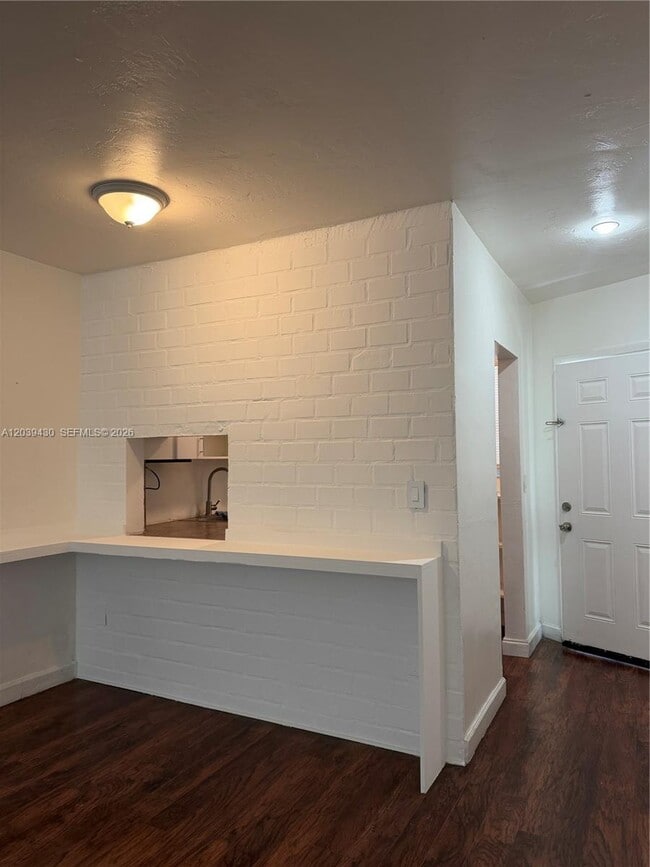 Building Photo - 1667 NE Miami Gardens Dr