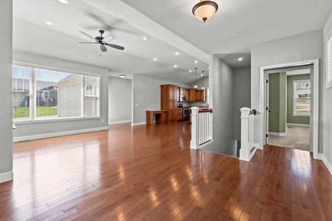 Building Photo - BEAUTIFUL Neighborhood Home!