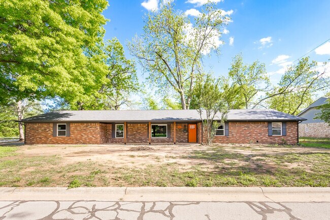 Building Photo - 11 N Pecan Dr