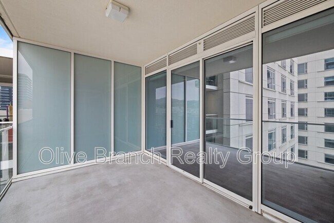 Building Photo - 6250 Hollywood Blvd