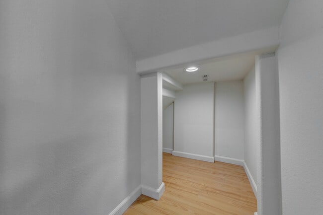 Building Photo - 604 W Wilson Ave