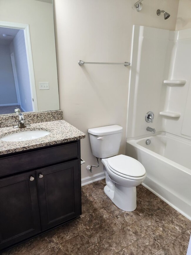 Building Photo - 4 Bedroom For rent