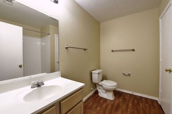 Building Photo - 4 Bedrooms!!!!! 2.5 bath and 2 attached ca...
