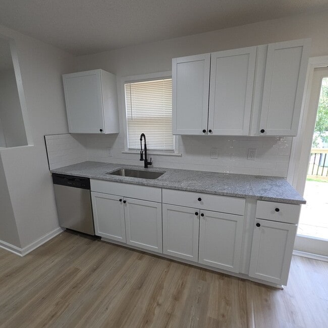 Building Photo - Spacious 3 bedrooms and 2 baths ranch home located on SE Browning St in Lee's Summit, MO