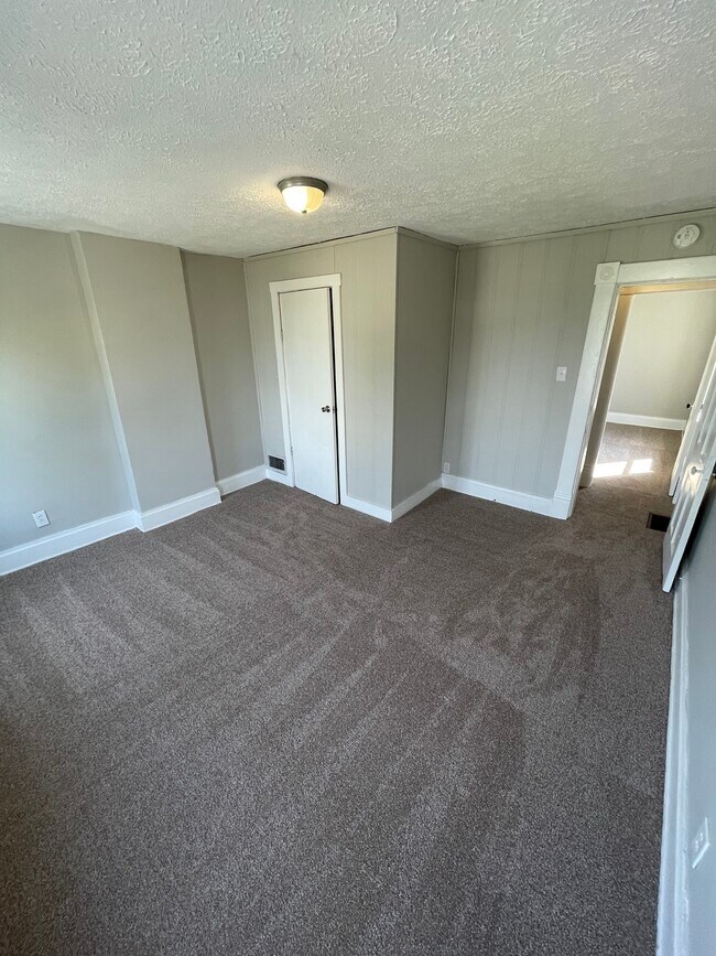 Building Photo - 495 Frebis Ave