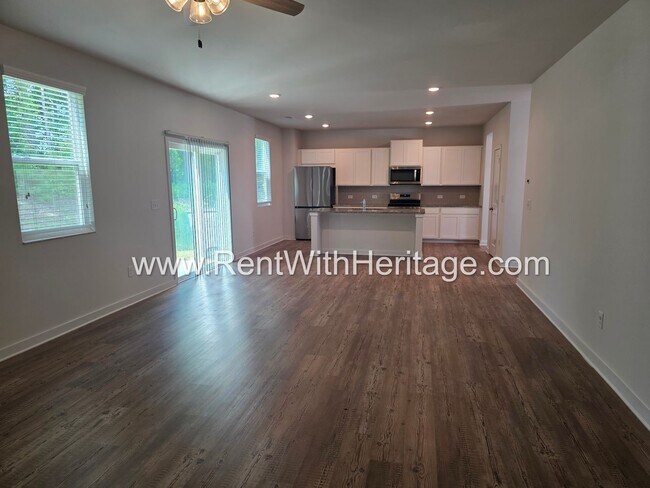 Building Photo - 8650 Paradise Dr