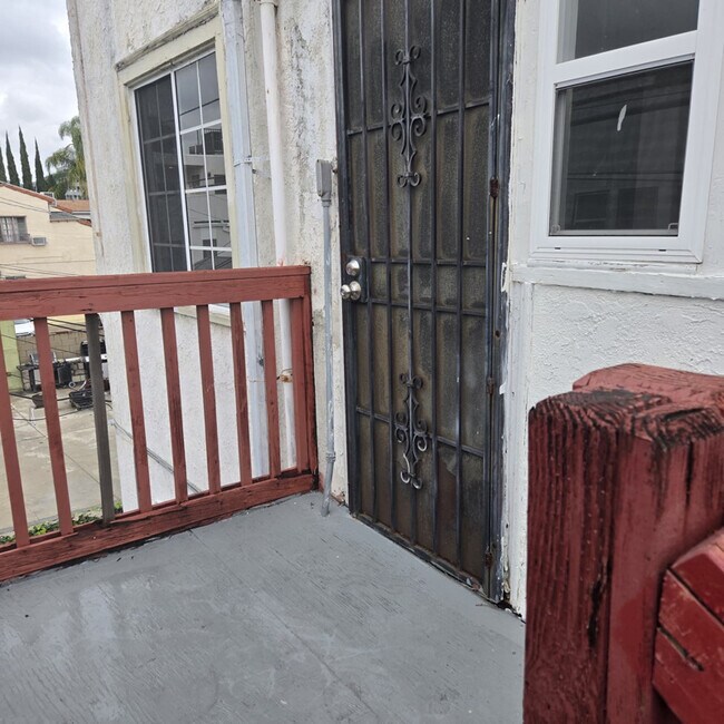 Building Photo - 833 N Formosa Ave