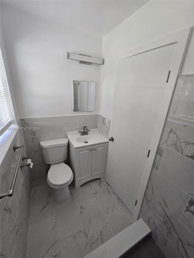 Building Photo - 2511 Plunkett St