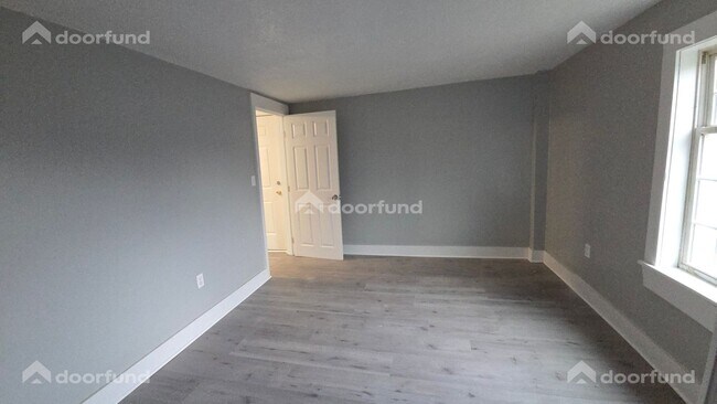 Building Photo - 418 River St