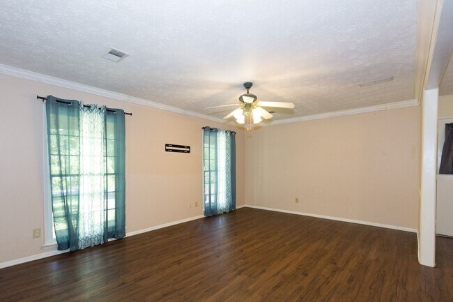 Building Photo - COMING SOON - 3 Bedroom 2 Bathroom Open Floorplan