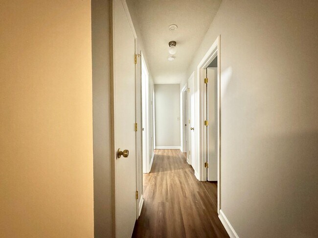 Building Photo - Charlestown Square Updated 2-Bedroom