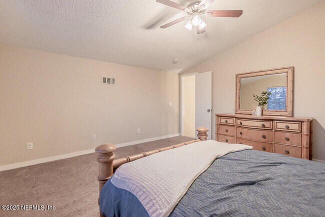 Building Photo - 11060 Wandering Oaks Dr