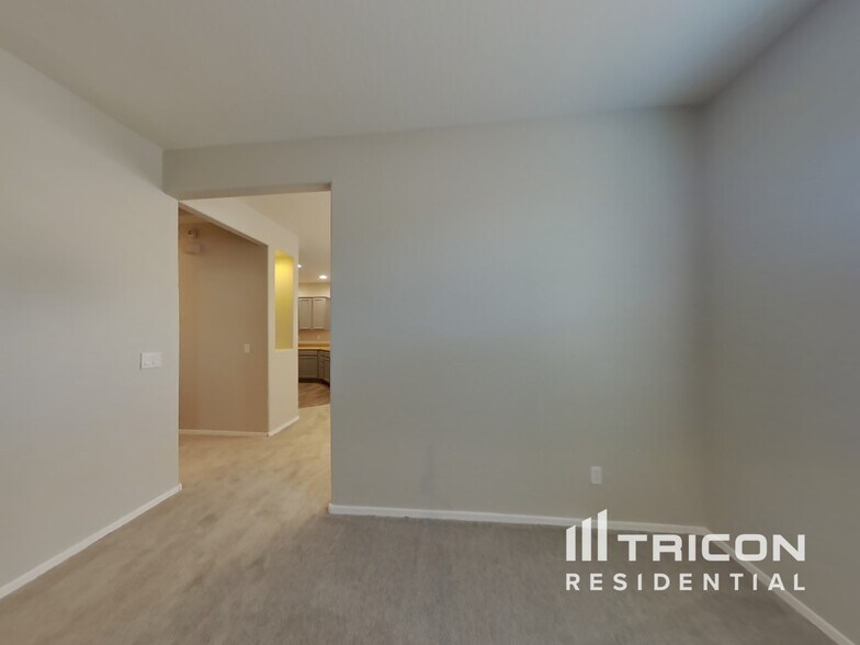 Building Photo - 6410 S 72nd Ln